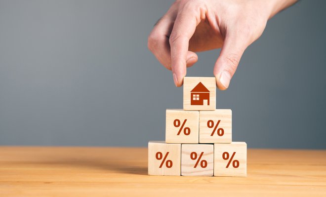 Bank holds interest rate at 4%